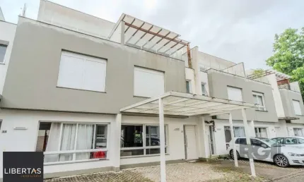 Casa impecável e mobiliada, com 3 niveis, possui 3 dormitórios sendo 1 suíte, 4