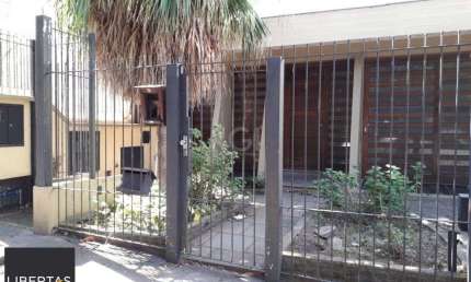Casa para Venda - 385m², 5 dormitórios, sendo 1 suites, 4 vagas - Petrópolis