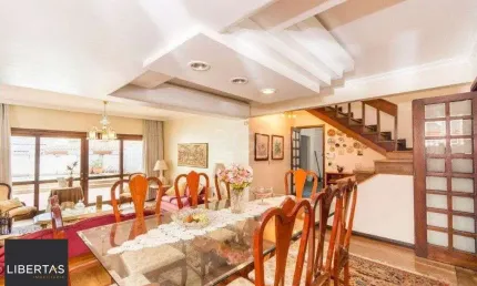 Casa de  333m² com 4 dormitórios, pátio com piscina, espaço gourmet com churrasq