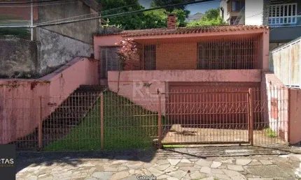 Casa com 03 dormitórios, churrasqueira, pátio com piscina e 5 vagas de garagem n