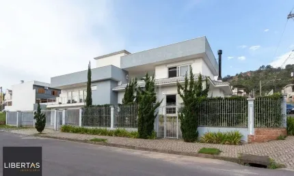 Casa para Venda - 377m², 4 dormitórios, sendo 3 suites, 3 vagas - Guarujá