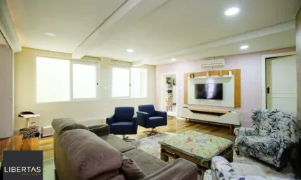 Excelente casa de 235m² com 4 dormitórios e 3 vagas no bairro Azenha.