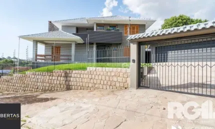Casa com piscina, 3 dormitórios, 258m² privativos, no Jardim Itu.