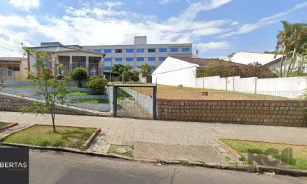 Casa com  terreno 26X44, toda gradeada. Próximas as principais ruas do bairro Gl
