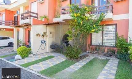 Linda casa com 3 dormitórios, sendo 1 Suíte, Sala Ampla no Condomínio de Ótima L