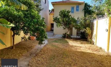 Casa ampla com pátio no Bairro Cristal, com 4 quartos