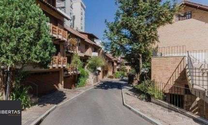 Vende-se ampla casa em condomínio com 3 quartos, suite master, sacada, perto da
