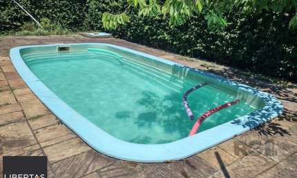 Casa de 3 dormitórios com piscina no Bairro Cristal.