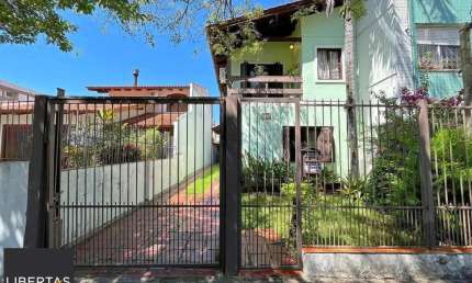 casa com 3 dormitórios, sendo 1 suíte, vaga para 4 carros, no bairro Santana