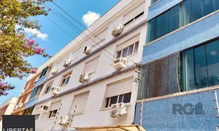 Apartamento 3 Dormitórios , dependência de empregada e vaga de garagem.