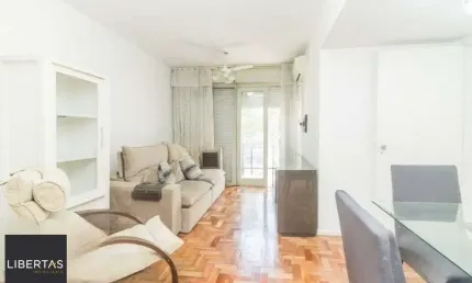 Apartamento de 2 dormitórios com sacada e 1 vaga no Petrópolis.