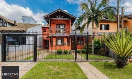 Excelente casa de 209m² com 3 dormitórios, piscina e 3 vagas de garagem.