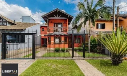 Excelente casa de 209m² com 3 dormitórios, piscina e 3 vagas de garagem.