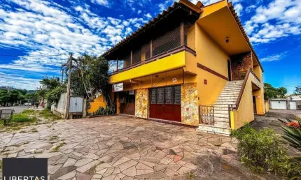 Casa de 3 dormitórios, 1 suíte, garagem fechada, churrasqueira, no bairro Cavalh