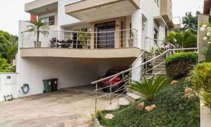 Excelente casa em condomínio com 3 suítes, piscina e 3 vagas de garagem