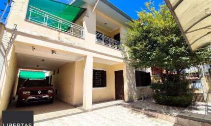 Excelente casa de 230m² com 4 dormitórios e 3 vagas.