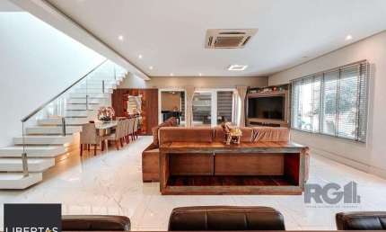 Excelente residência com aproximadamente 219m² privativos,
