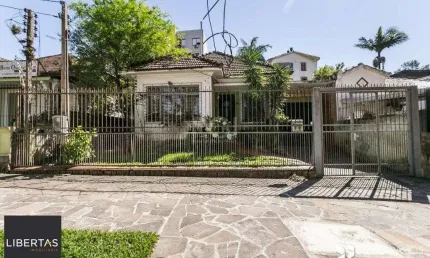 Casa para Venda - 198m², 3 dormitórios, sendo 1 suites, 4 vagas - Petrópolis