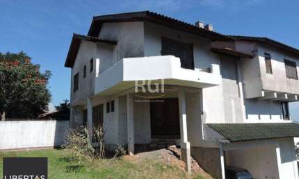 Casa para Venda - 300m², 5 dormitórios, sendo 3 suites, 5 vagas - Teresópolis