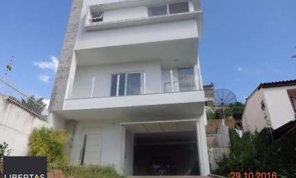 Casa para Venda - 217m², 3 dormitórios, sendo 1 suites, 5 vagas - Teresópolis