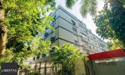 Cobertura de três quartos, suíte e uma vaga de garagem no bairro Higienópolis