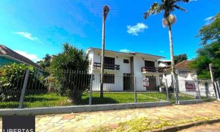 Casa com 351,60m2 de área construída em propriedade de 743m2 no Bairro Jardim Ca