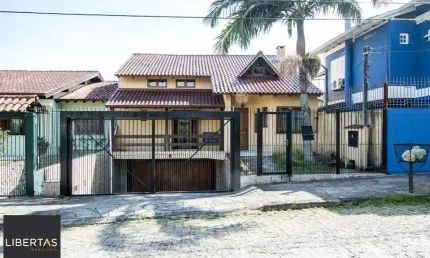 Casa para venda com 3 dormitórios, sendo 1 suites, e 3 vagas no bairro imperial
