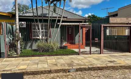 Casa toda reformada, 135 m² de área construída, churrasqueira e piscina