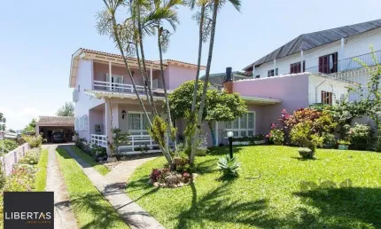 Casa com 4 quartos, suíte, churrasqueira, lareira, garagem coberta e lindo jardi