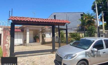 Casa com 3 quartos à venda na Rua Afonso Arinos, 590, Camaquã, Porto Alegre