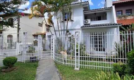 Casa em Porto Alegre, no bairro Ipanema, com 3 dormitório(s), e 3 banheiros, à v