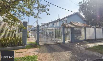Casa sobrado em condomínio fechado no Alto Petrópolis de 2 dormitórios e vaga