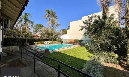 Casa térrea, com 3 dormitórios, sendo 2 suítes, 5 vagas, piscina, no bairro ipan