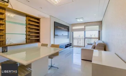 Apartamento mobiliado com lareira, suíte e sacada com vista definida