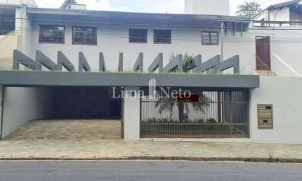 Casa com 254m², 2 dormitórios, 1 suíte master, 4 vagas