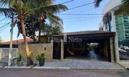 Casa de alto padrão, 243m², 2 suítes, piscina coberta