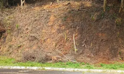 Terreno com 518 m² localizado em condomínio fechado