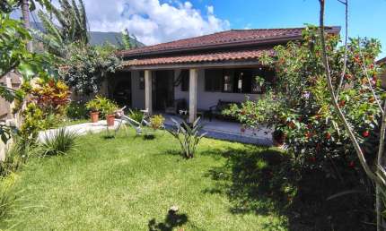 Casa  com  140 m² , 03 dormitórios  a 50 metros do mar