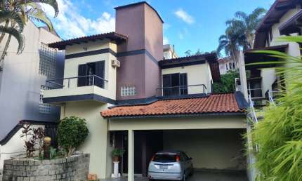 Casa com 02 pisos no bairro João Paulo  em Florianópolis