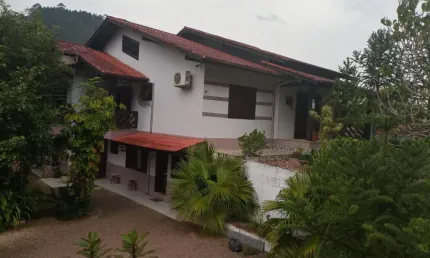 Casa com 02 pisos  , 266 m² e terreno com 2. 522,20 m² .