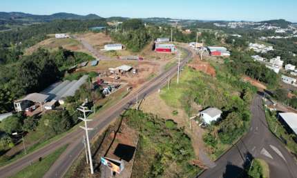 Terreno  industrial/comercial com 1.527 m² no contorno viário .