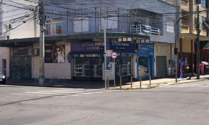 Prédio Comercial com 3 lojas terreas e apto com 3 dormitórios no andar superior