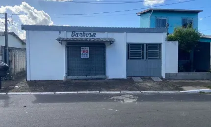 Casa de alvenaria com ponto comercial na frente rua sessenta e nove guajuviras