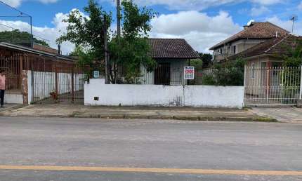 Casa de madeira e sobrado de alvenaria nos fundos rua Santos Dumont Niteroi