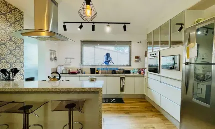 TERRENO COM 3 CASAS NO BAIRRO FAZENDINHA - Terreno ZR3 com 3 Casas e 8 Vagas na Rua Afonso Fruet, Fazendinha – Curitiba | Permuta Aceita