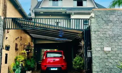 Sobrado 4 Quartos com Espaço Gourmet no Xaxim – Curitiba | Frente à Rua, Amplo, Iluminação Natural