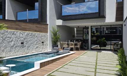 Linda Casa Duplex com 4 suítes e amplo espaço no Eusébio!