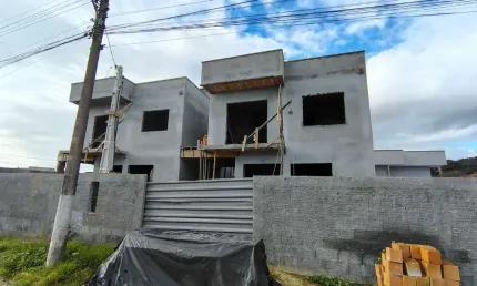 Casa com 3 quartos à venda em Rio Caveiras, Biguaçu  por R$ 639.000