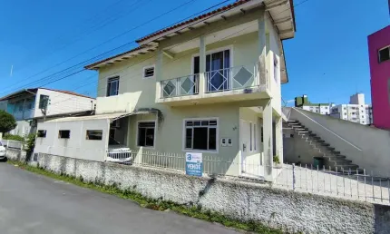 Casa com 4 quartos à venda no Centro, Biguaçu  por R$ 750.000
