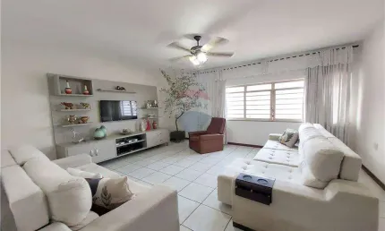 Casa com 210m², sendo 2 dormitórios e 2 banheiros por r$ 474.990,00, na santa cruz em mogi mirim/sp.